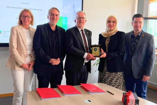 هيومان رستارت تبني مسارات أكاديمية حديثة للجامعات العربية بالشراكة مع "جامعة هوف" الألمانية.